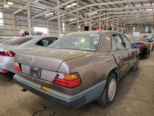 1987 MERCEDES BENZ 260 for sale at Marhaba Auctions