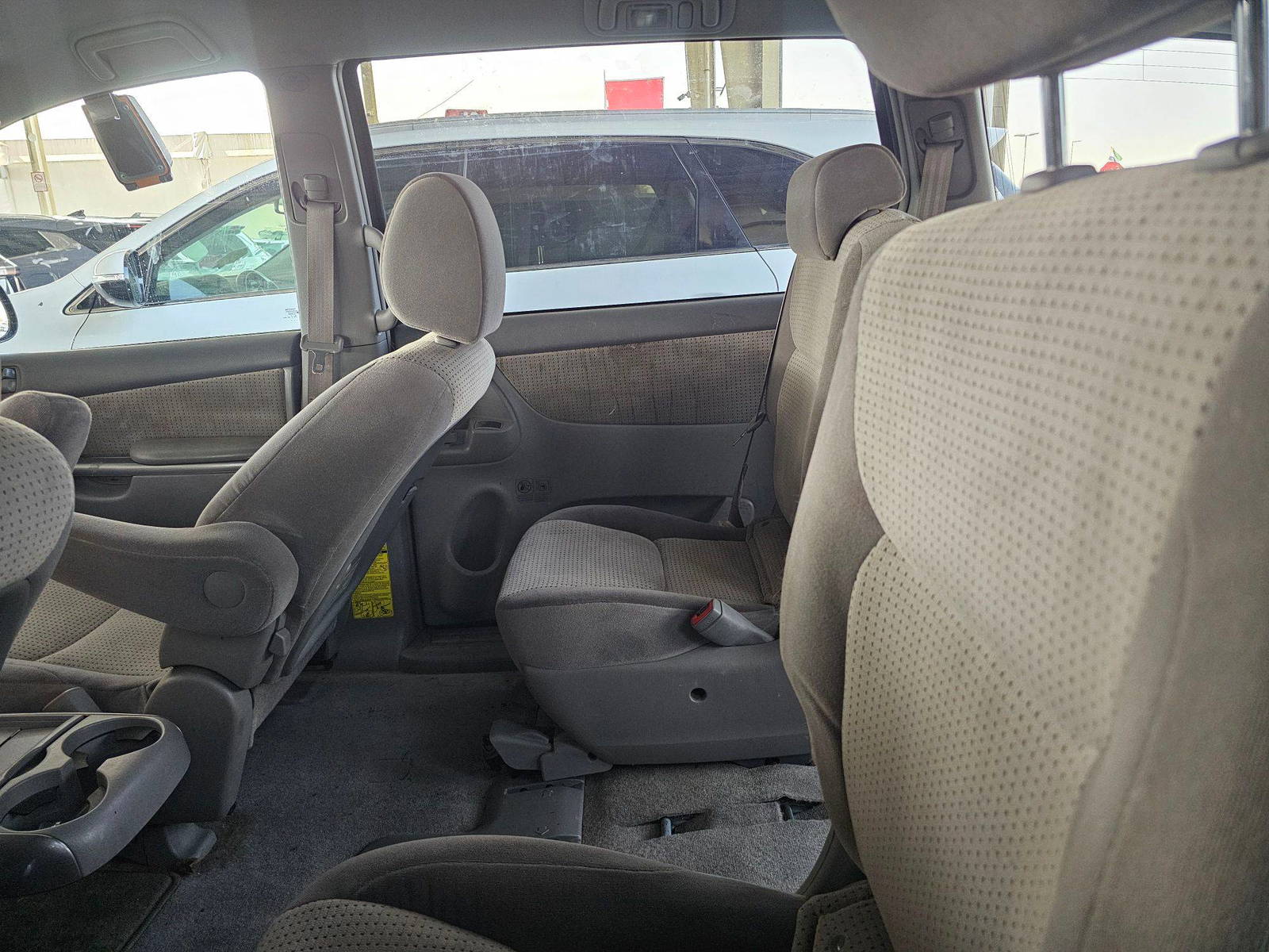 2009 TOYOTA SIENNA — 338767 Miles — Lot S234954 — Souq - Marhaba Auctions Used Cars - Image 5