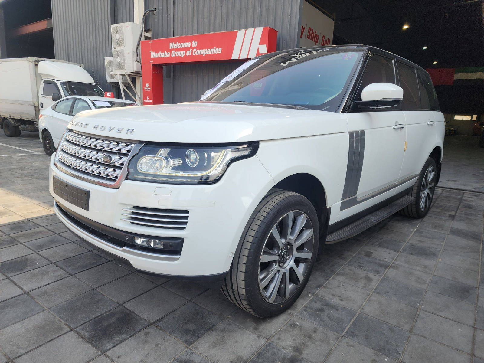2014 LAND ROVER RANGE ROVER VOGUE — 246794 KM — Lot 130937 — Al Quoz - Marhaba Auctions Used Cars - Image 3