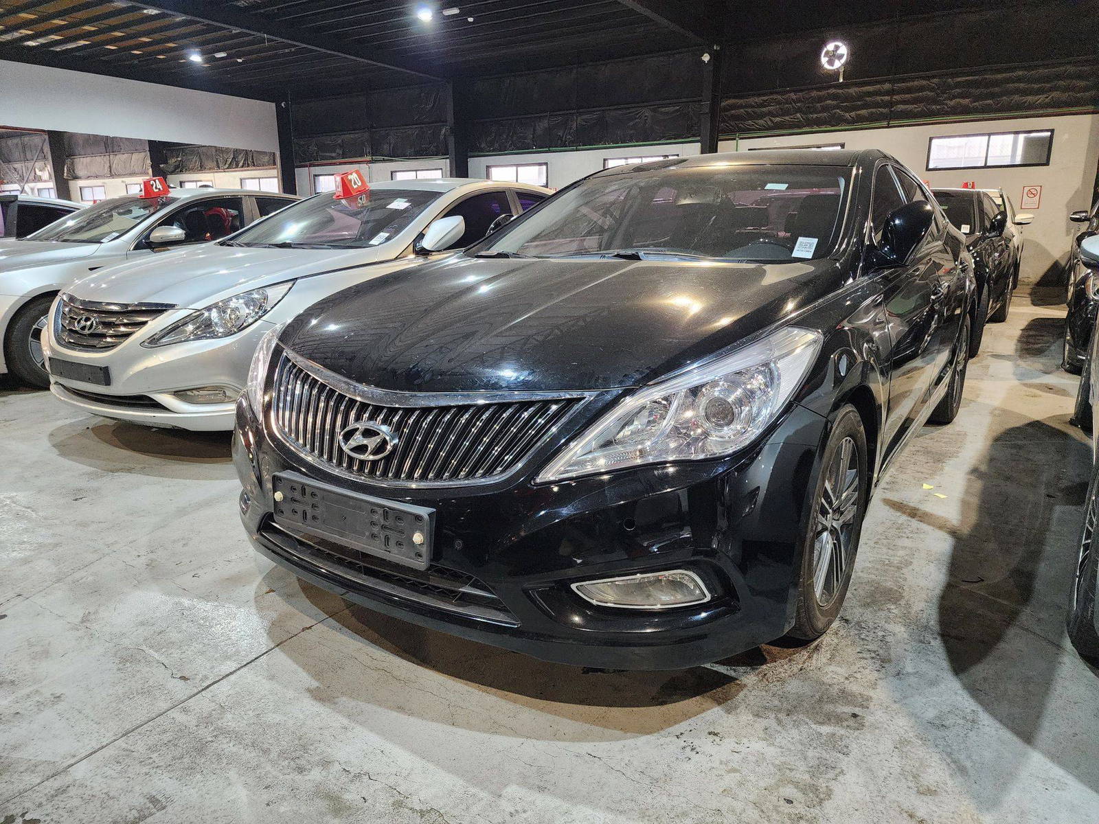 2014 HYUNDAI GRANDEUR — 225830 KM — Lot 328129 — Al Quoz - Marhaba Auctions Used Cars - Image 4