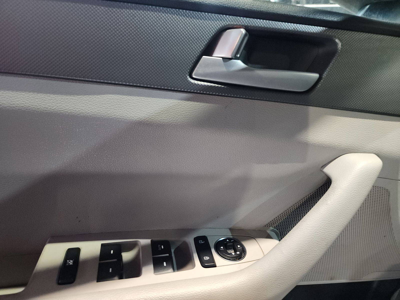 2015 HYUNDAI SONATA — 183337 Miles — Lot 076046 — Al Quoz - Marhaba Auctions Used Cars - Image 11