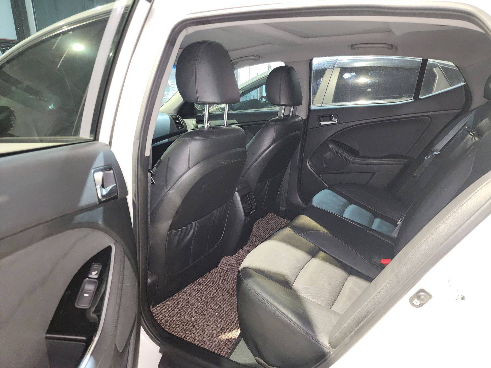 2015 KIA K5 — 190854 KM — Lot 078826 — Al Quoz - Marhaba Auctions Used Cars - Image 9
