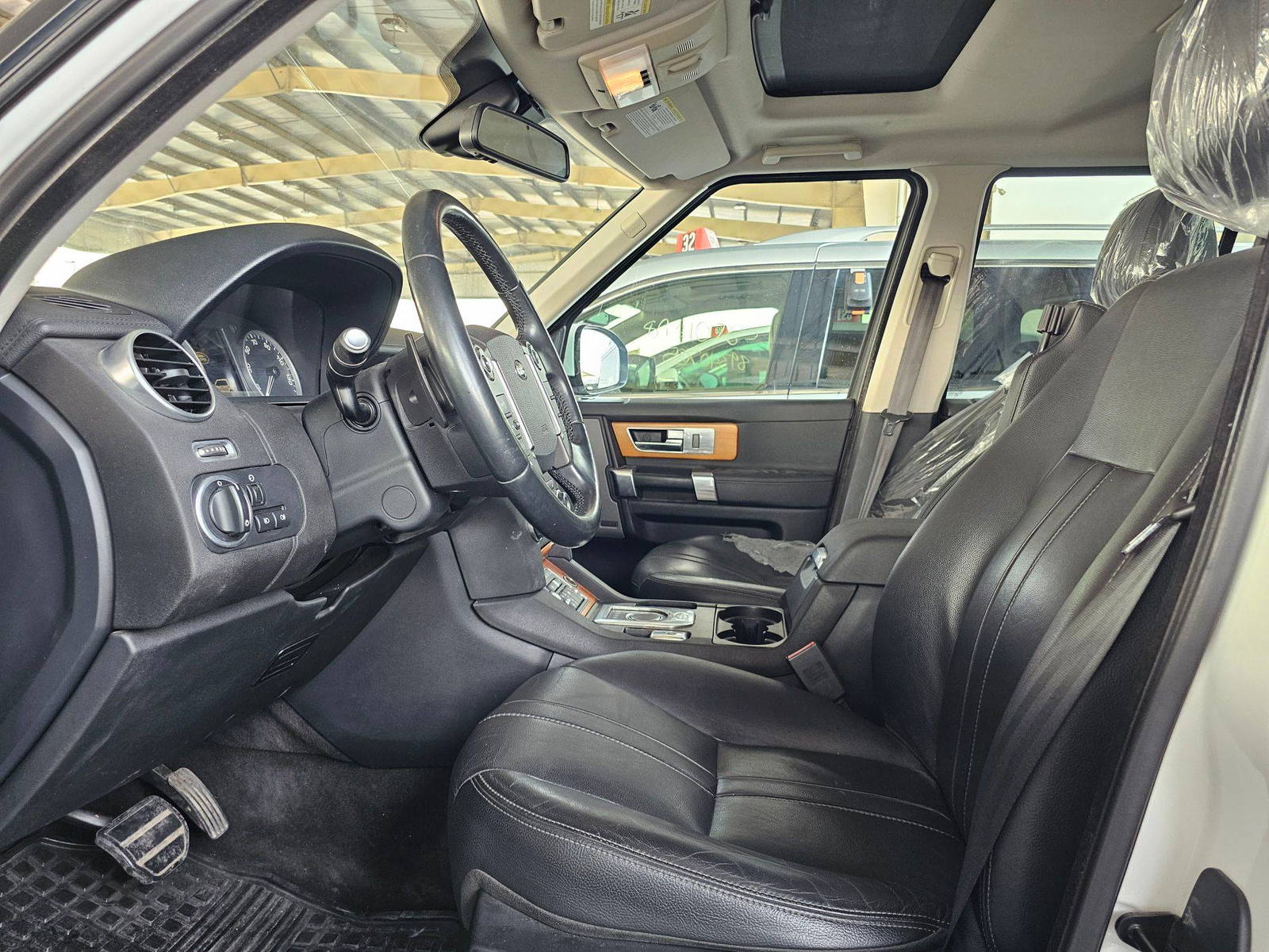 2015 LAND ROVER LR4 HSE — 146094 Miles — Lot 8FA760017 — Souq - Marhaba Auctions Used Cars - Image 9