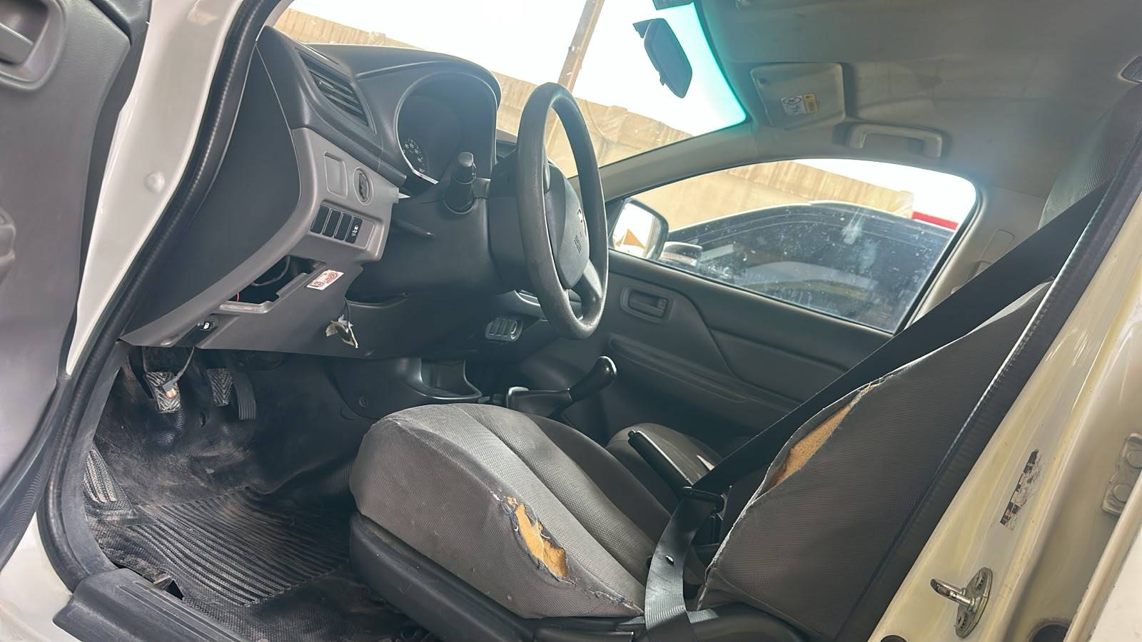 2018 MITSUBISHI pickup — 296999 KM — Lot 8JH028865 — Souq - Marhaba Auctions Used Cars - Image 4