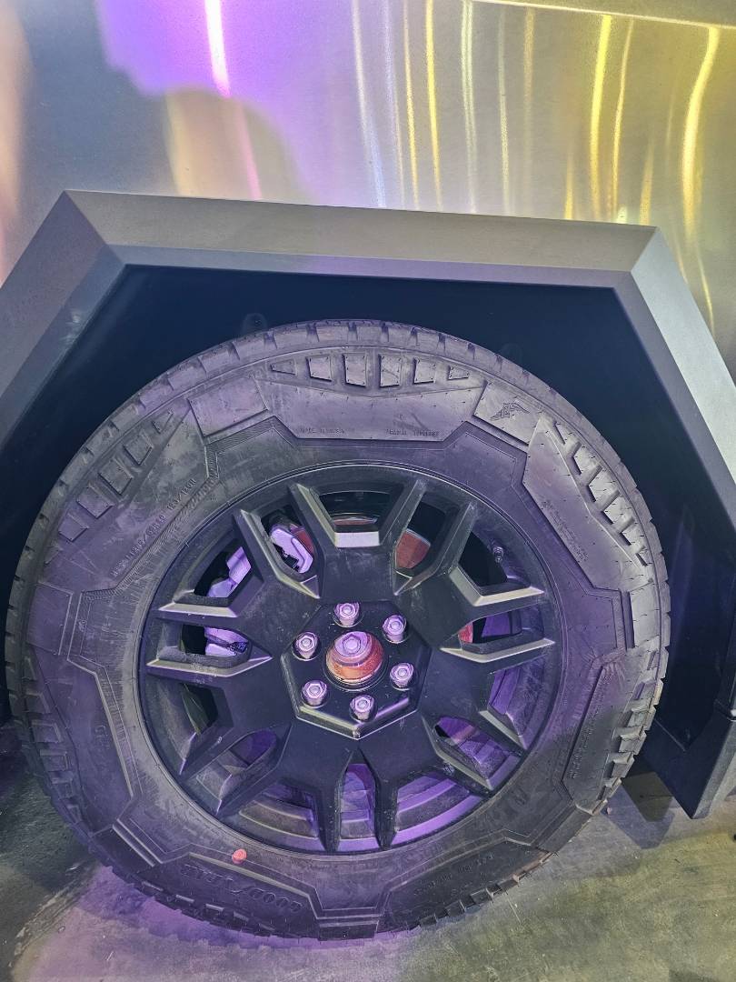 TESLA CYBERTRUCK 2025 - Marhaba Auction Used Cars - Image 6