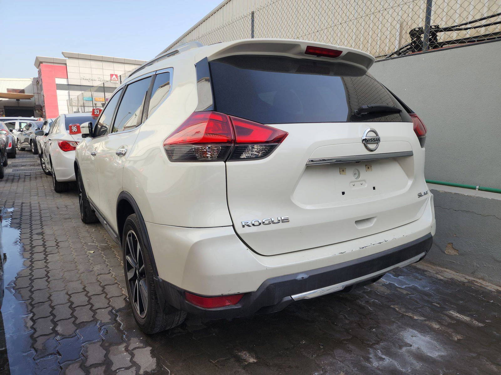 2017 NISSAN ROGUE — 186355 KM — Lot 3281078 — Souq - Marhaba Auctions Used Cars - Image 4