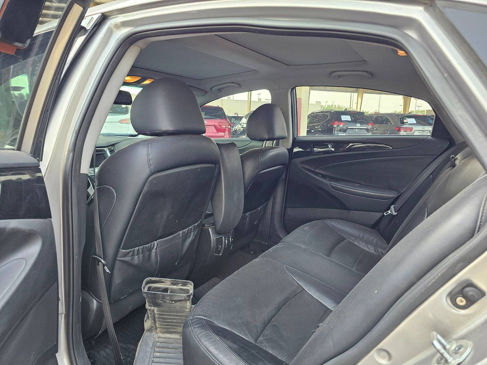 2010 HYUNDAI SONATA — 199554 KM — Lot AA069804 — Souq - Marhaba Auctions Used Cars - Image 6