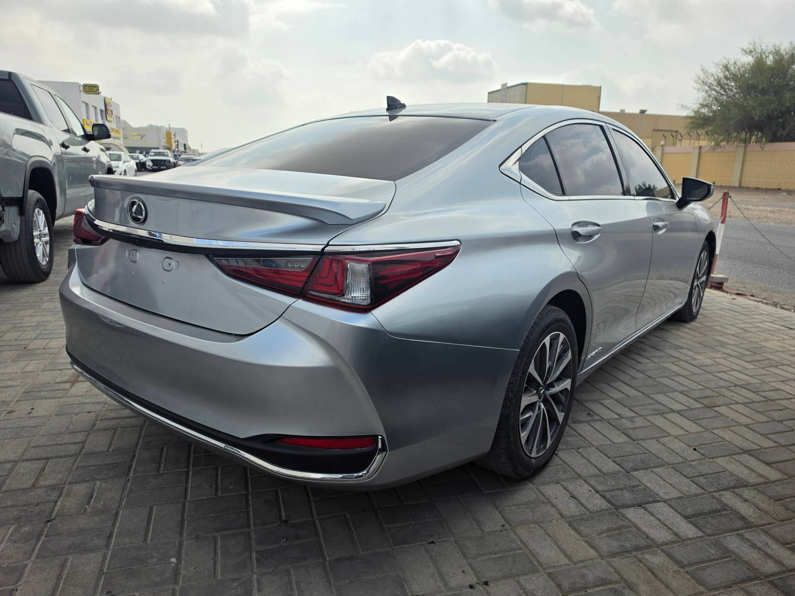 2022 LEXUS ES 300H — 153918 KM — Lot 37986558 - Marhaba Auctions Used Cars - Image 5