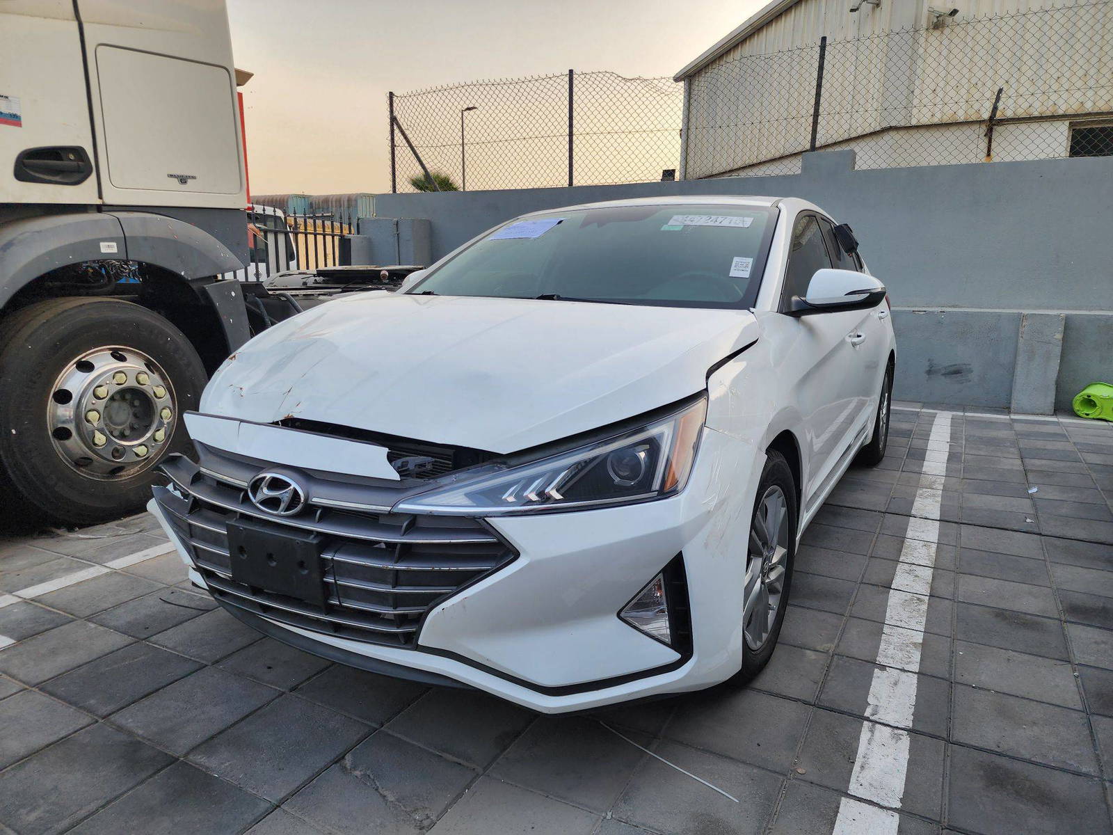2019 HYUNDAI ELANTRA — 92985 KM — Lot 44724715 — Al Quoz - Marhaba Auctions Used Cars - Image 3