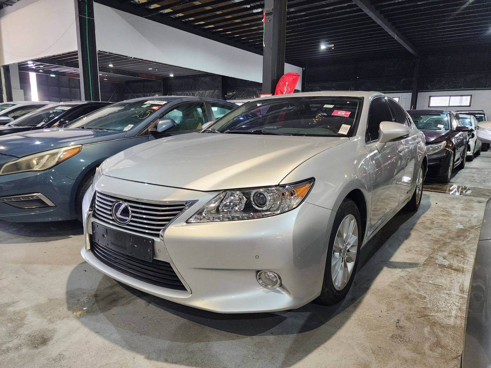 2013 LEXUS ES 300H — 146267 KM — Lot 215487 — Souq - Marhaba Auctions Used Cars - Image 4