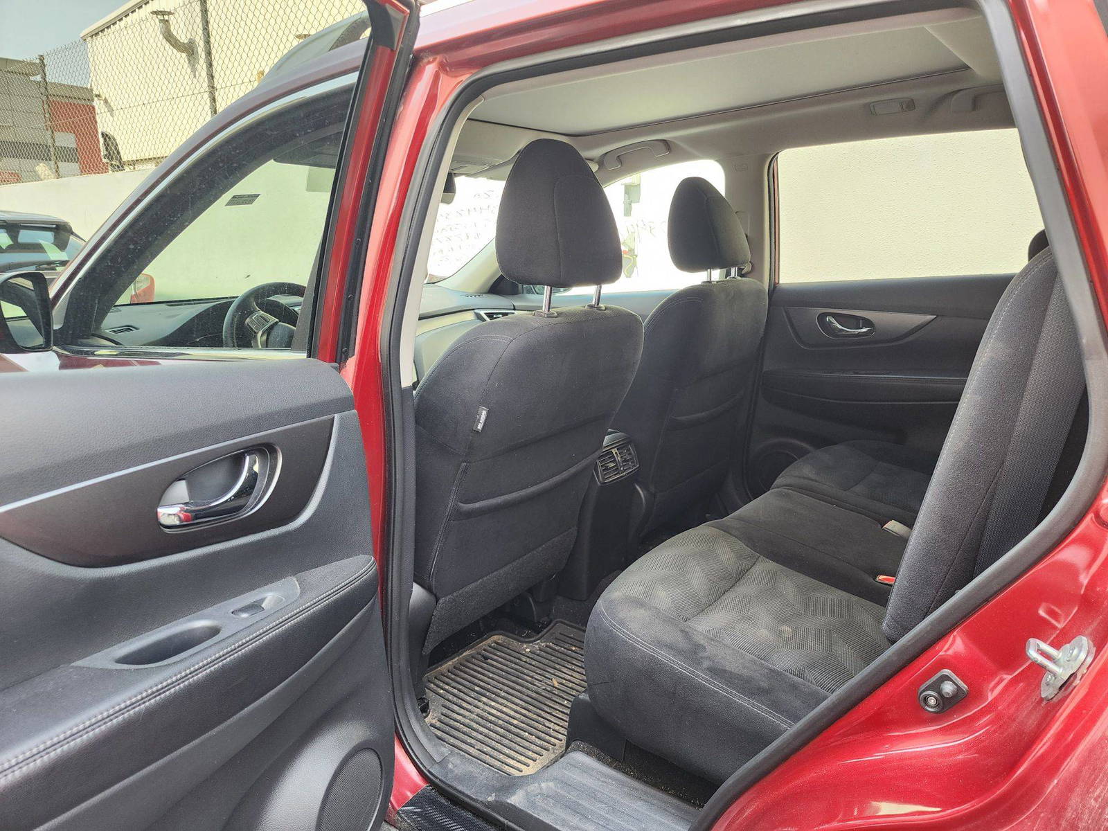 2015 NISSAN ROGUE — 151740 KM — Lot 12344234 — Al Quoz - Marhaba Auctions Used Cars - Image 8
