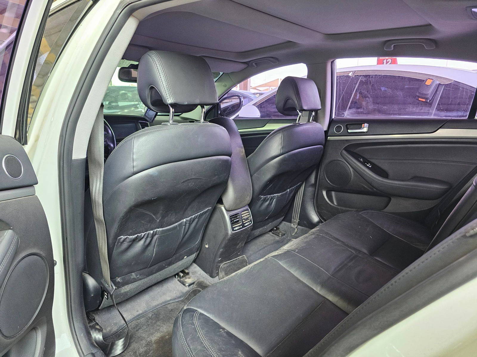 2014 KIA K7 — 143149 KM — Lot 02531 — Souq - Marhaba Auctions Used Cars - Image 6