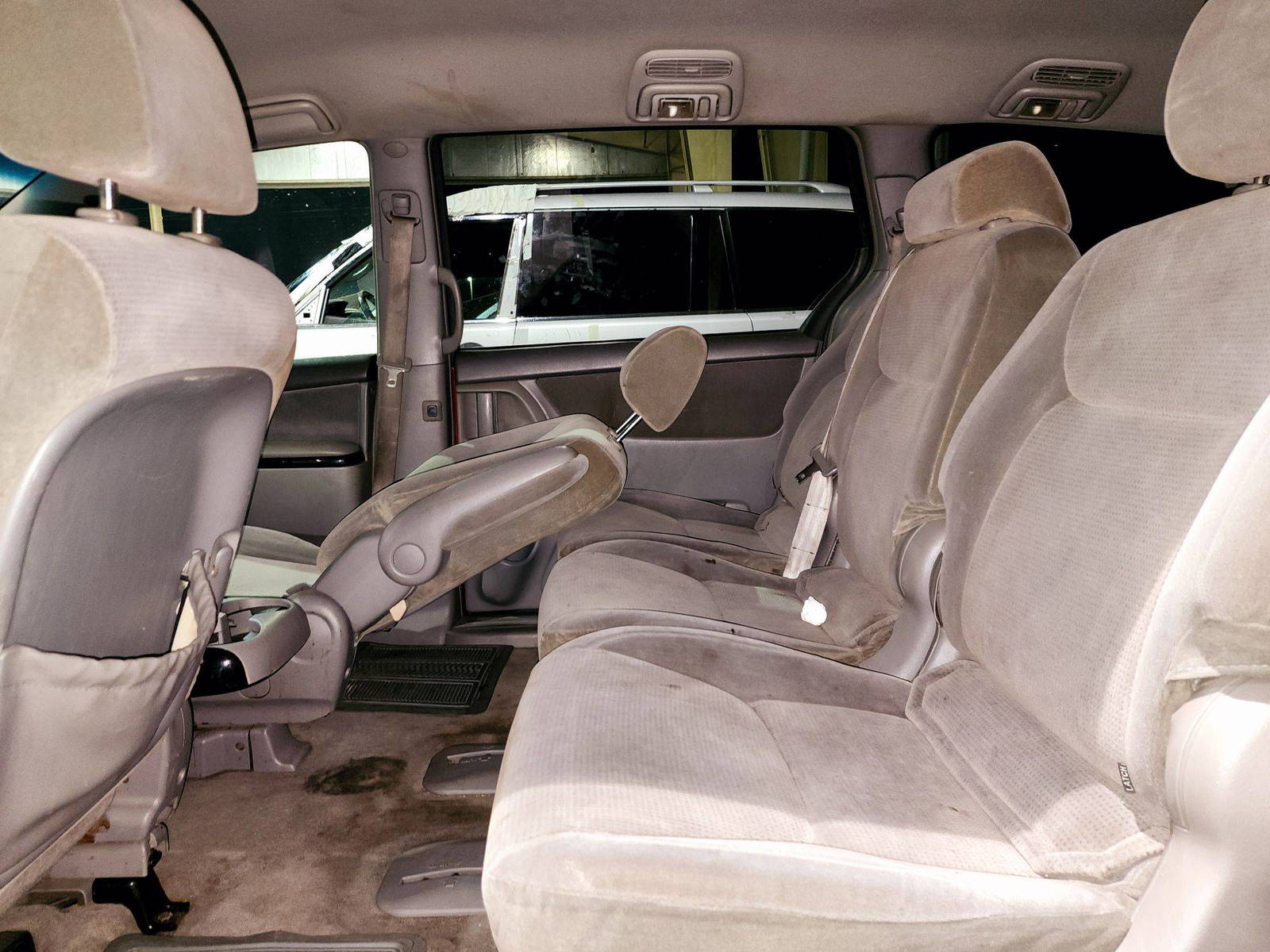 2004 TOYOTA SIENNA — 221505 Miles — Lot 4S086990 — Souq - Marhaba Auctions Used Cars - Image 6