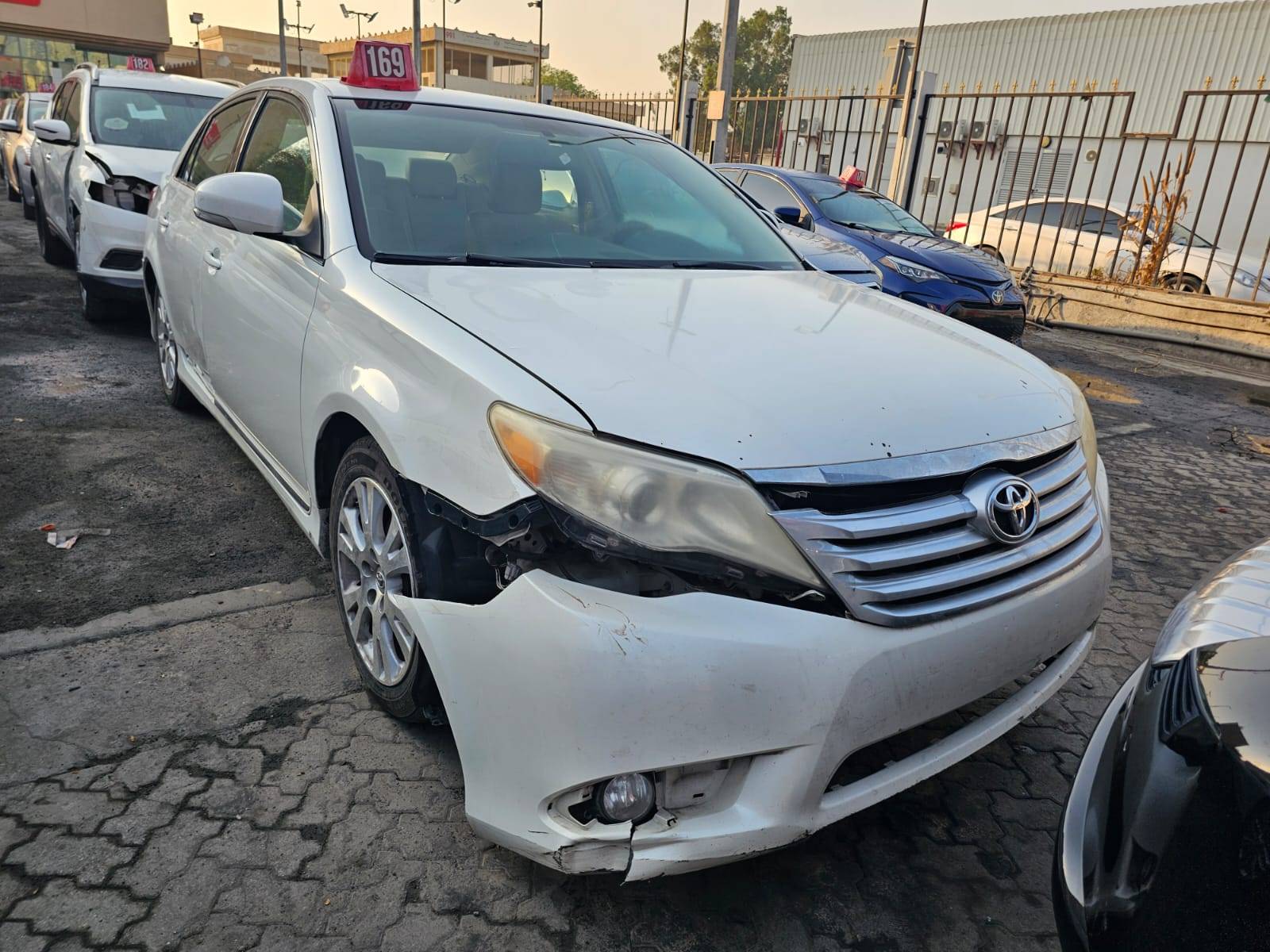 Toyota Avalon 2011 view 2