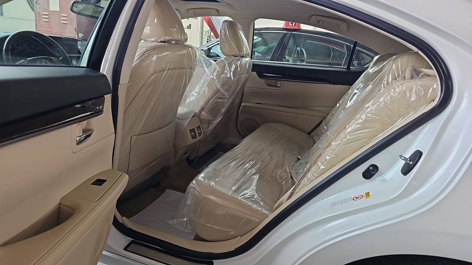 2013 LEXUS ES 350 — 124636 Miles — Lot 97012255 — Souq - Marhaba Auctions Used Cars - Image 6