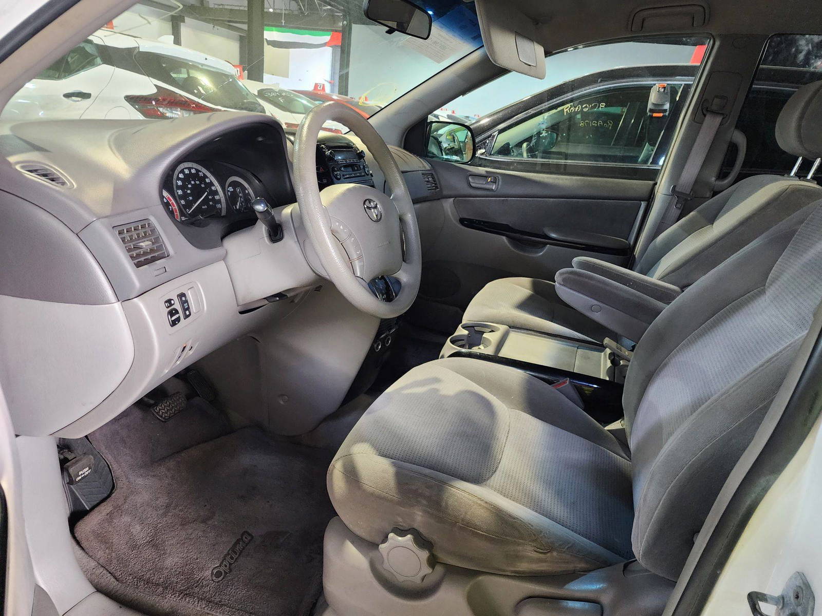 2004 TOYOTA SIENNA — 252120 Miles — Lot 70312234 — Al Quoz - Marhaba Auctions Used Cars - Image 9