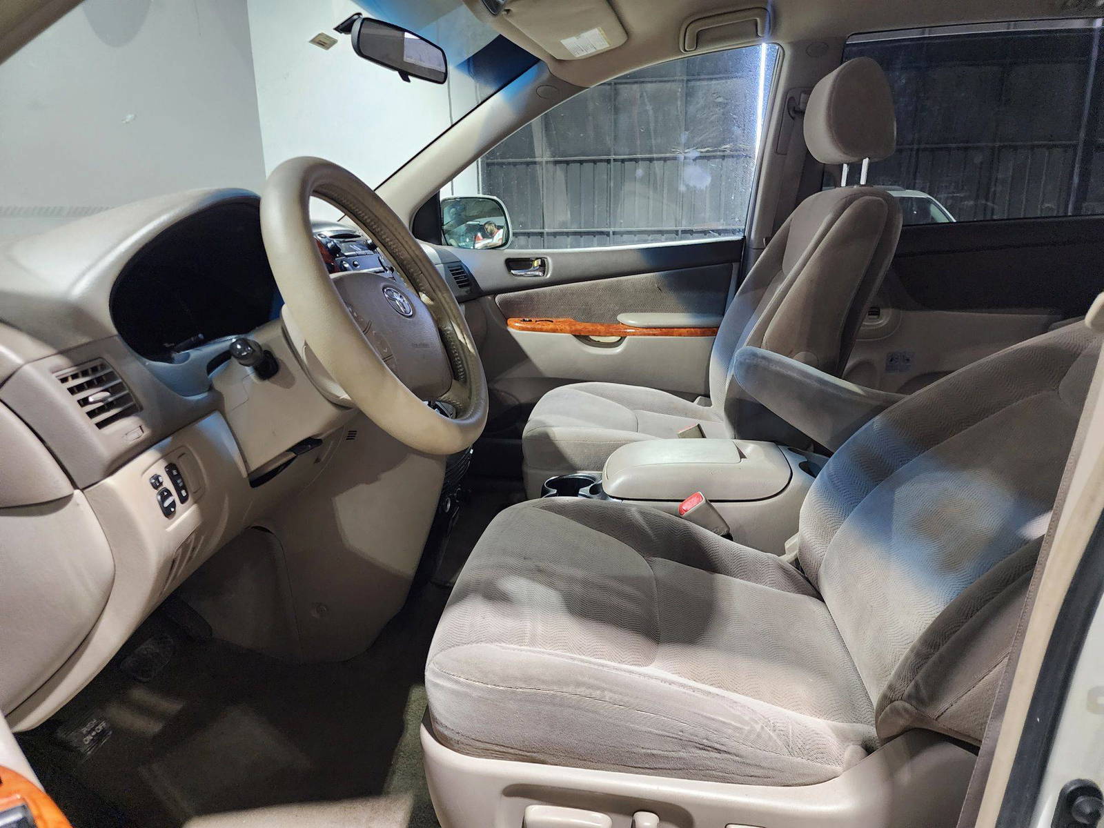 2007 TOYOTA SIENNA — 297718 Miles — Lot 51610 — Al Quoz - Marhaba Auctions Used Cars - Image 9