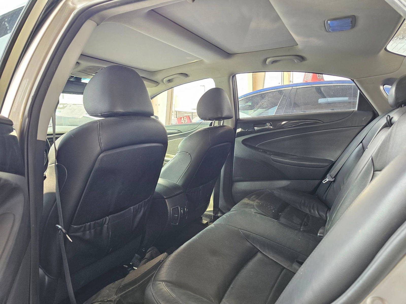 2010 HYUNDAI SONATA — 199554 KM — Lot DBAA069804 — Souq - Marhaba Auctions Used Cars - Image 6