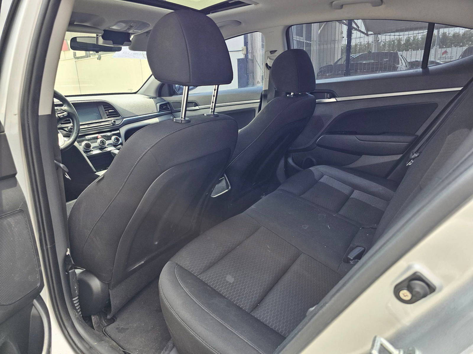 2019 HYUNDAI ELANTRA — 157378 KM — Lot 46405215 — Souq - Marhaba Auctions Used Cars - Image 6