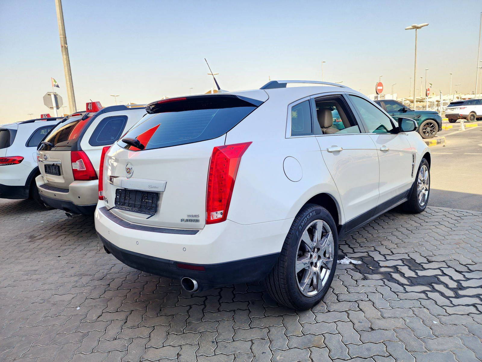 2012 CADILLAC SRX LUXURY — 268902 KM — Lot CS568731 — Souq - Marhaba Auctions Used Cars - Image 3