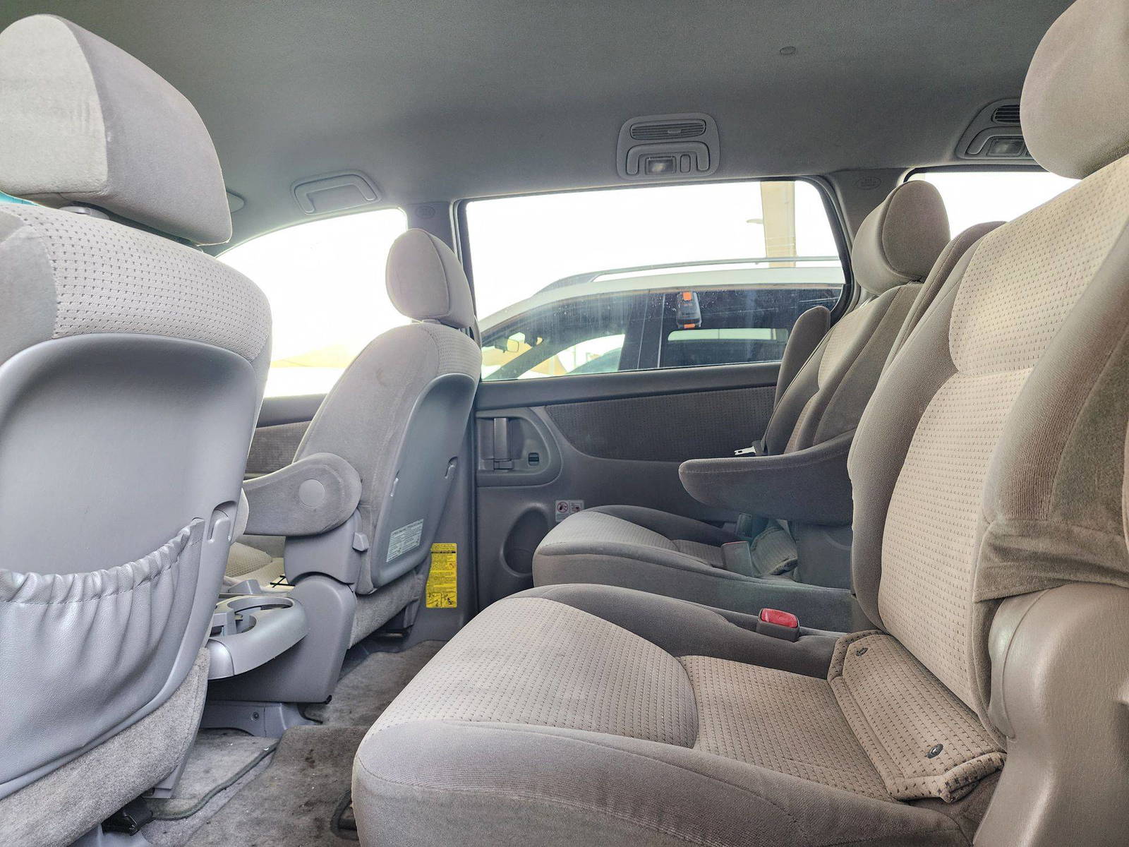 2008 TOYOTA SIENNA — 284015 Miles — Lot 8S107578 — Souq - Marhaba Auctions Used Cars - Image 6