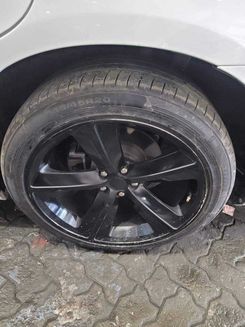 2019 CHRYSLER 300 — 104717 KM — Lot H687195 — Souq - Marhaba Auctions Used Cars - Image 9