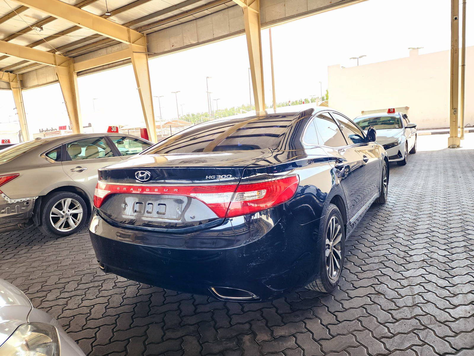 2011 HYUNDAI GRANDEUR — 132226 KM — Lot 009768 — Souq - Marhaba Auctions Used Cars - Image 4