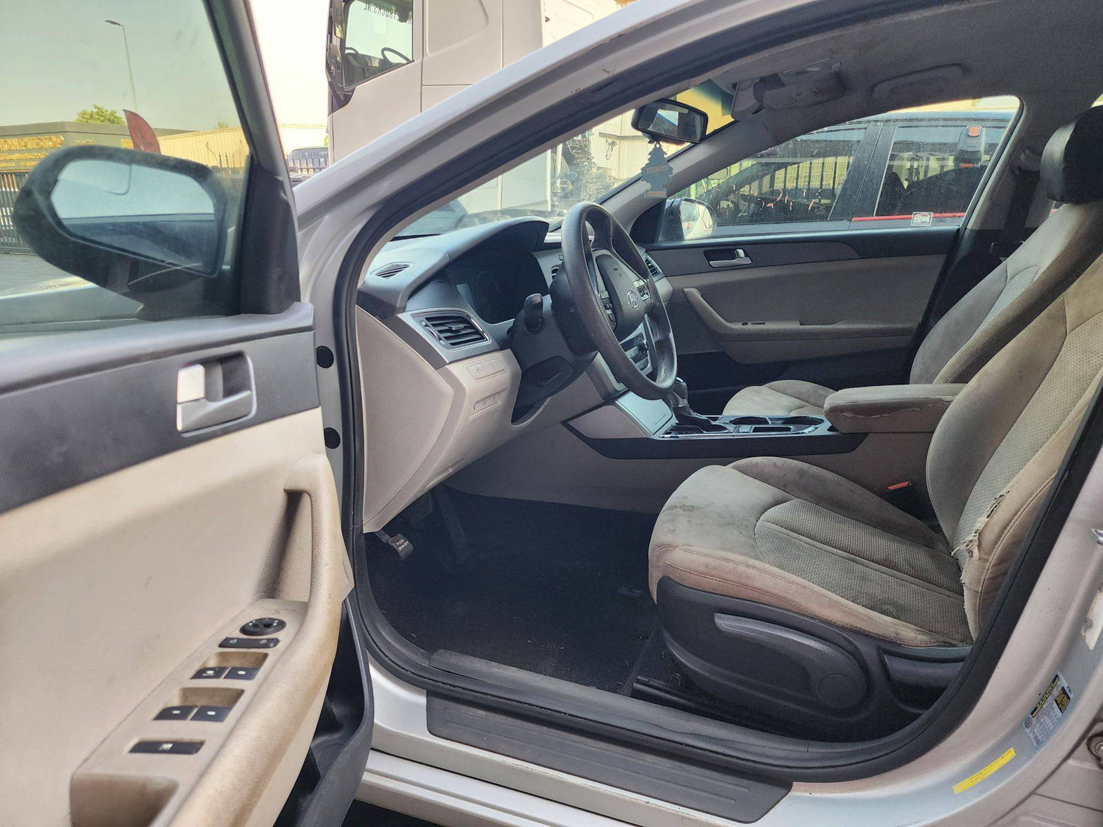 2016 HYUNDAI SONATA — 160315 Miles — Lot GH357739 — Al Quoz - Marhaba Auctions Used Cars - Image 9