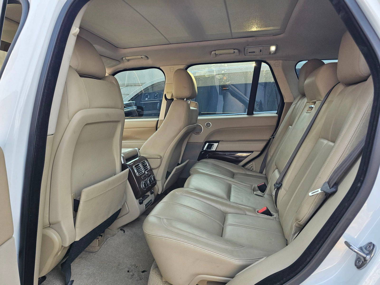 2015 LAND ROVER RANGE ROVER VOGUE — 169686 KM — Lot 1FA204470 — Souq - Marhaba Auctions Used Cars - Image 7