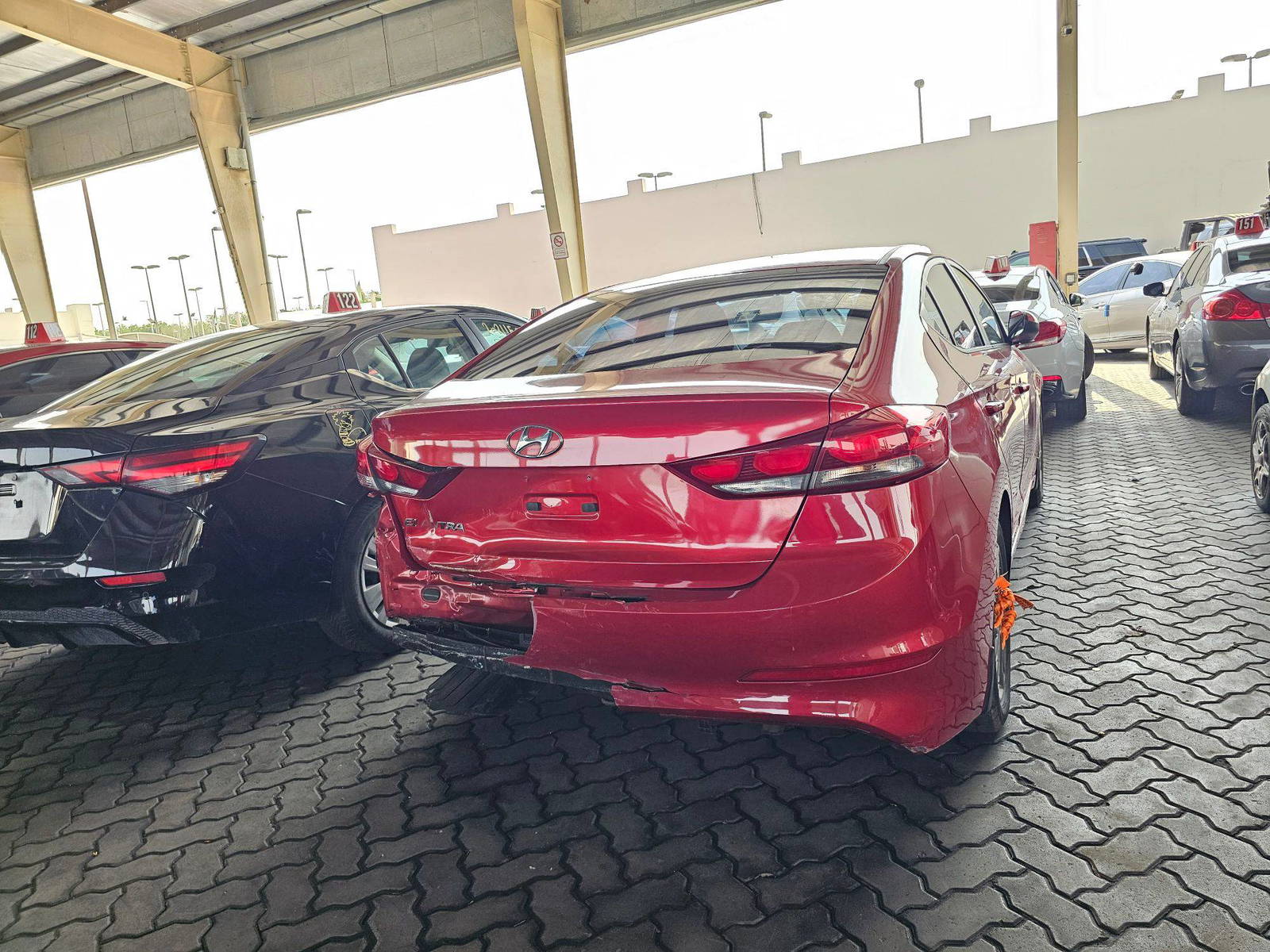 2017 HYUNDAI ELANTRA — 162035 KM — Lot 12326188 — Souq - Marhaba Auctions Used Cars - Image 4