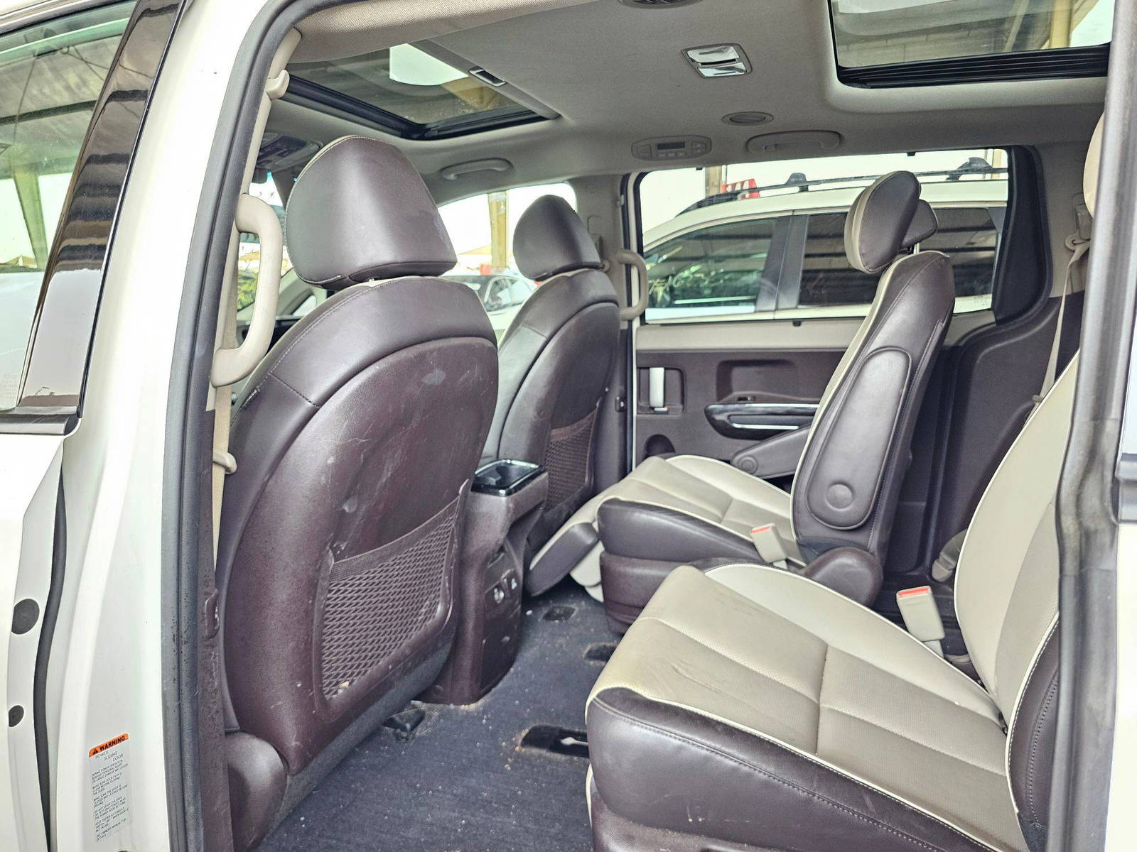 2016 KIA SEDONA — 242601 KM — Lot 12339571 — Souq - Marhaba Auctions Used Cars - Image 6