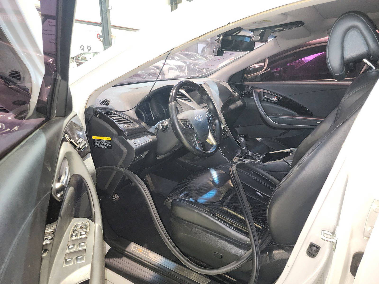 2013 HYUNDAI GRANDEUR — 158951 KM — Lot 233902 — Al Quoz - Marhaba Auctions Used Cars - Image 9