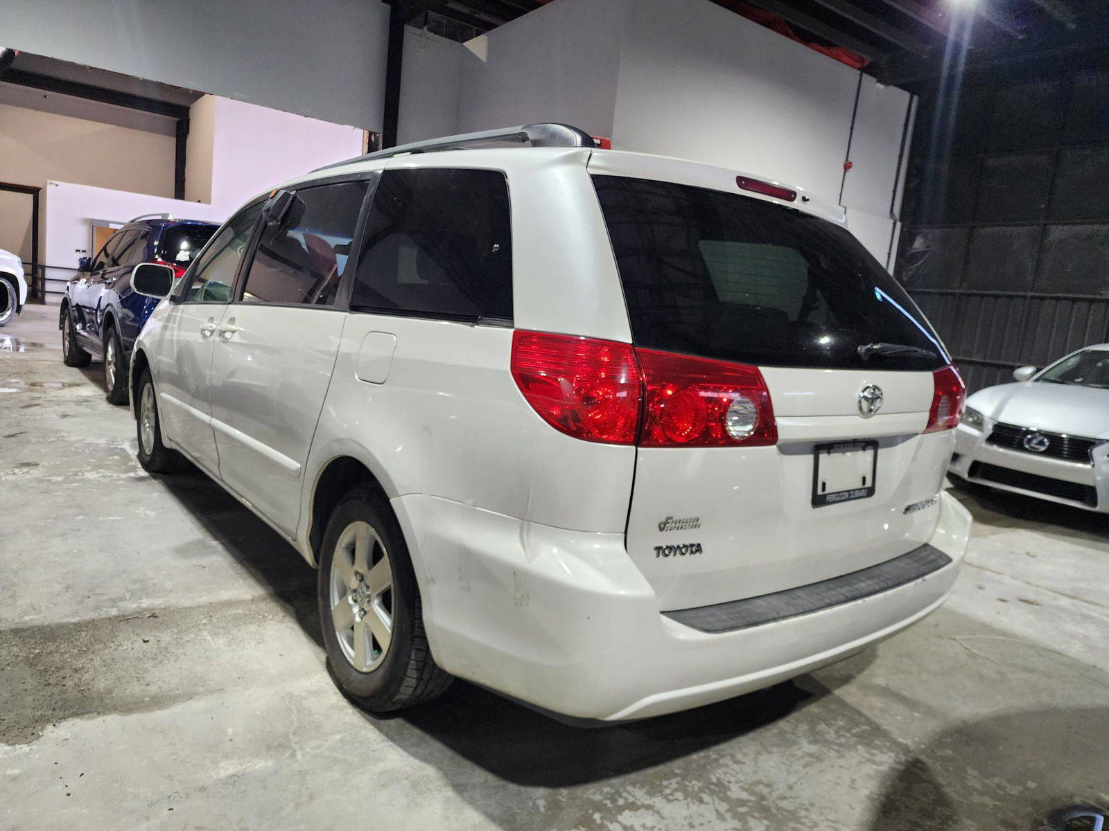 2007 TOYOTA SIENNA — 297718 Miles — Lot 51610 — Al Quoz - Marhaba Auctions Used Cars - Image 6