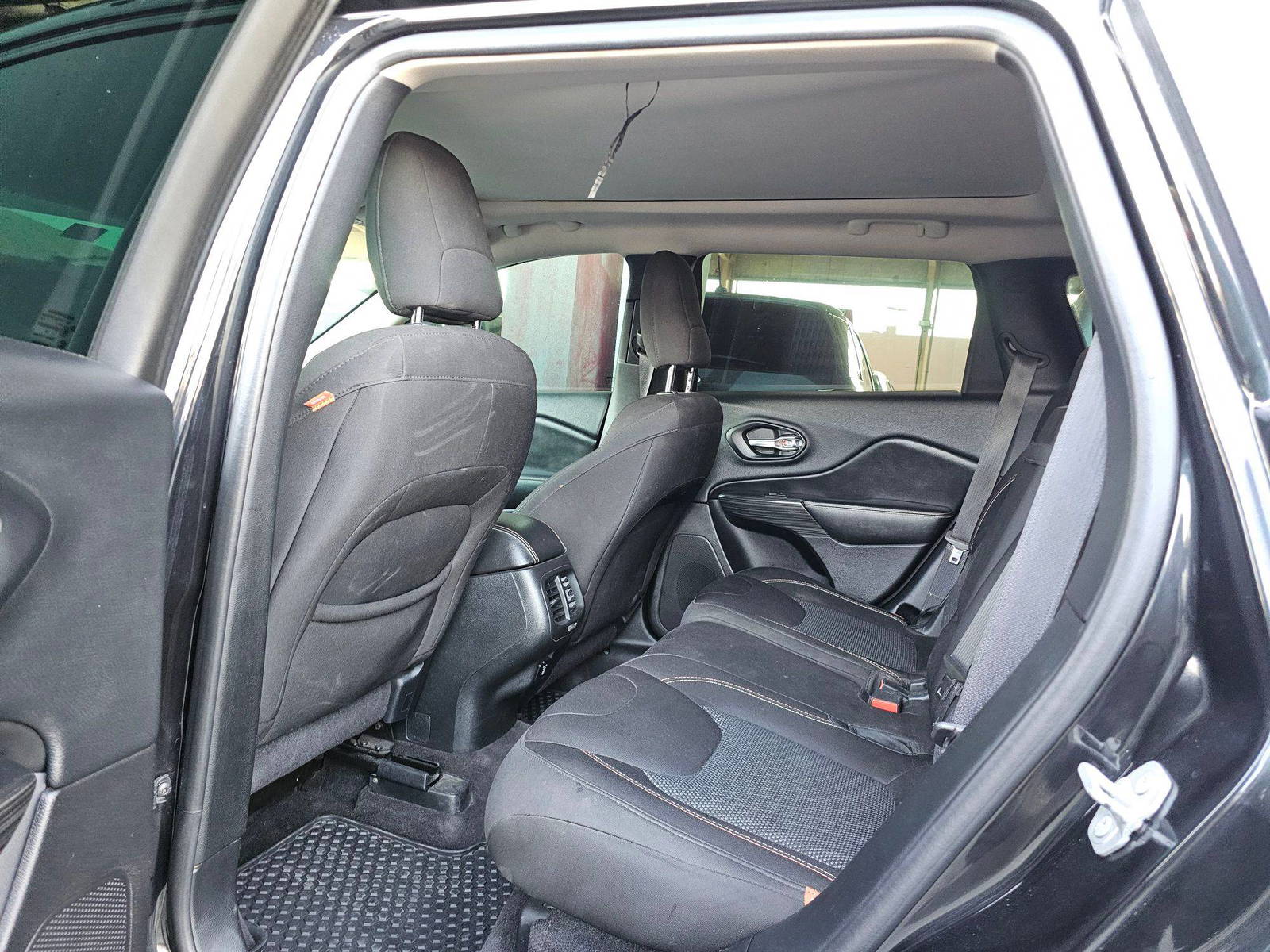 2016 JEEP CHEROKEE LATITUDE — 166797 KM — Lot PJLCS7GW281456 — Souq - Marhaba Auctions Used Cars - Image 6