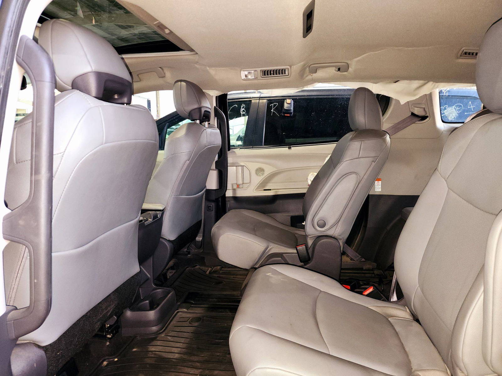 2021 TOYOTA SIENNA — 46869 Miles — Lot MS068159 — Souq - Marhaba Auctions Used Cars - Image 6