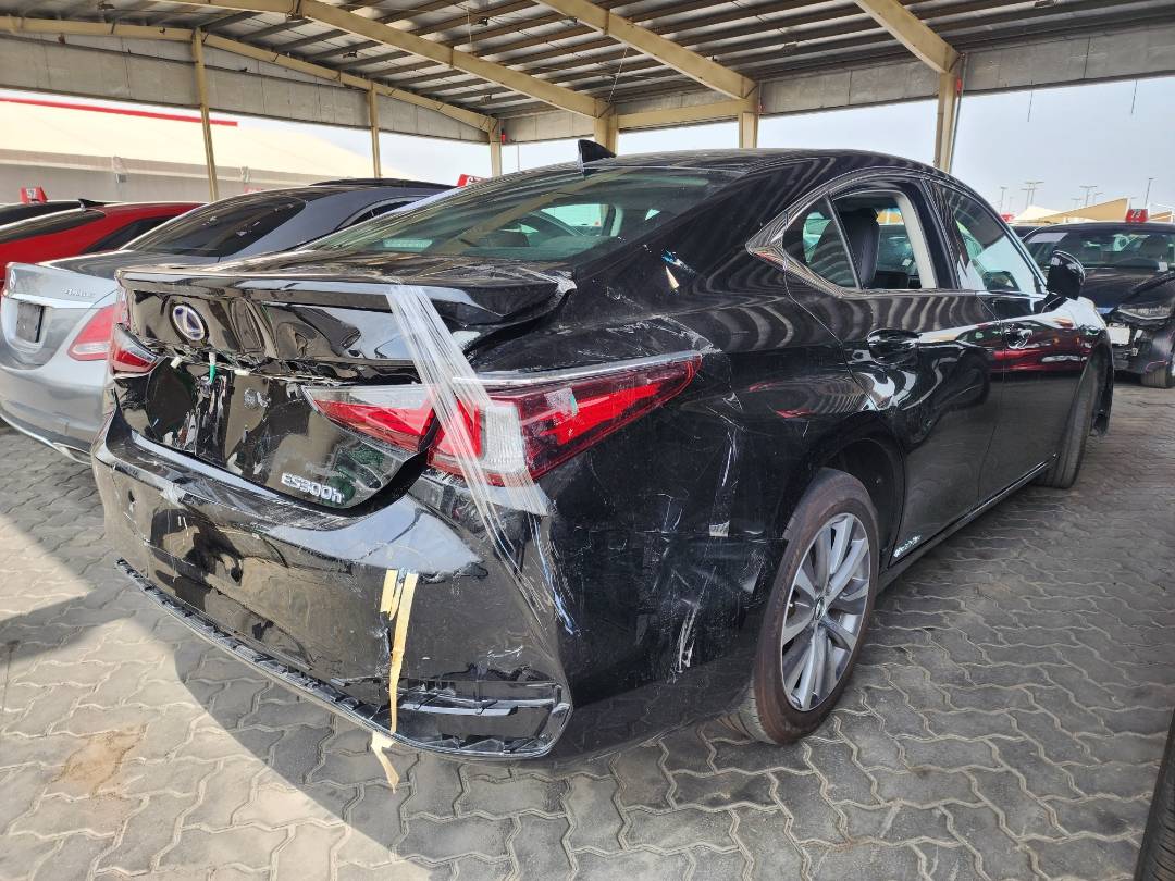 2021 LEXUS ES 300H — 33077 Miles — Lot 38019006 — Souq - Marhaba Auctions Used Cars - Image 3
