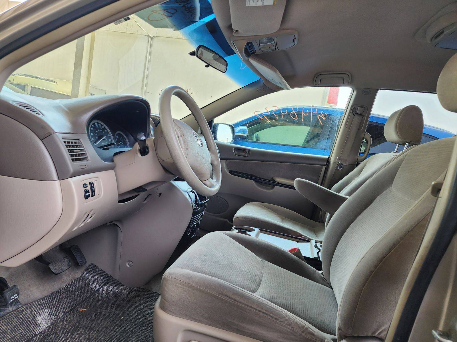 2005 TOYOTA SIENNA — 259593 Miles — Lot 25625 — Souq - Marhaba Auctions Used Cars - Image 8