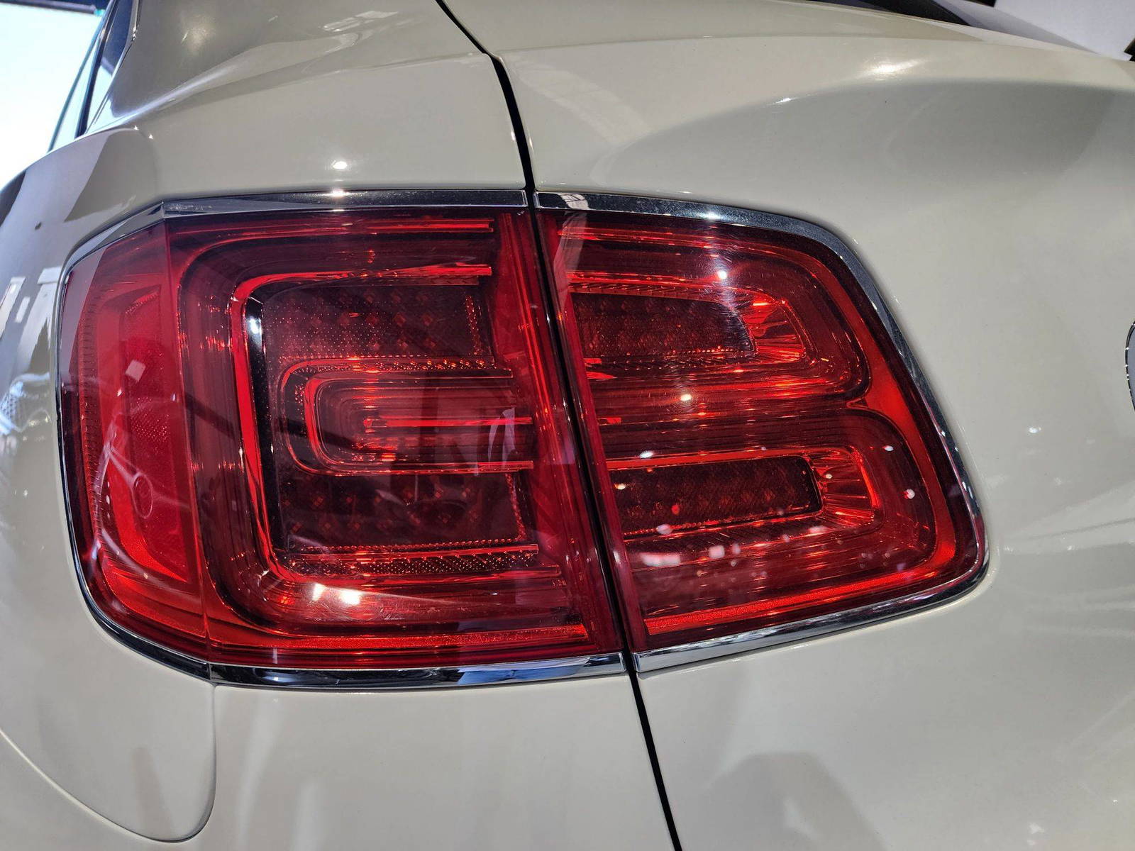 2018 BENTLEY BENTAYGA — 33495 Miles — Lot 38549220 — Main - Marhaba Auctions Used Cars - Image 9