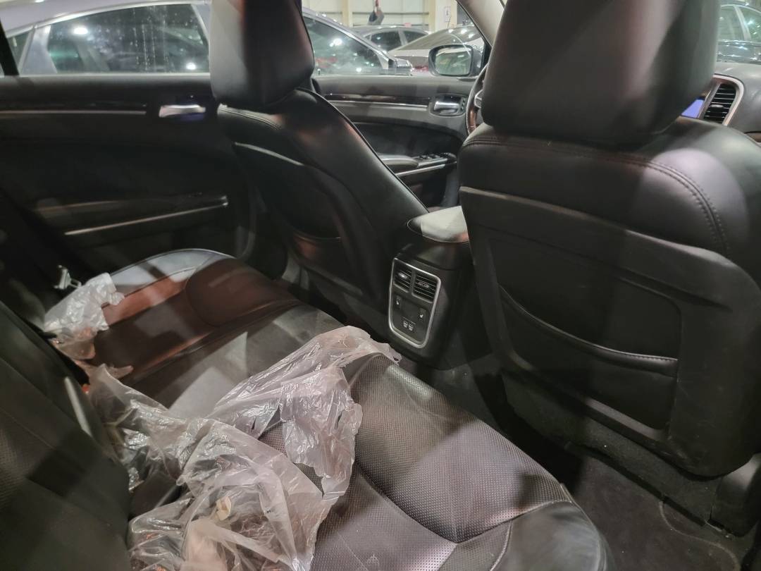 2019 CHRYSLER 300 — 182175 KM — Lot H613359 - Marhaba Auctions Used Cars - Image 4