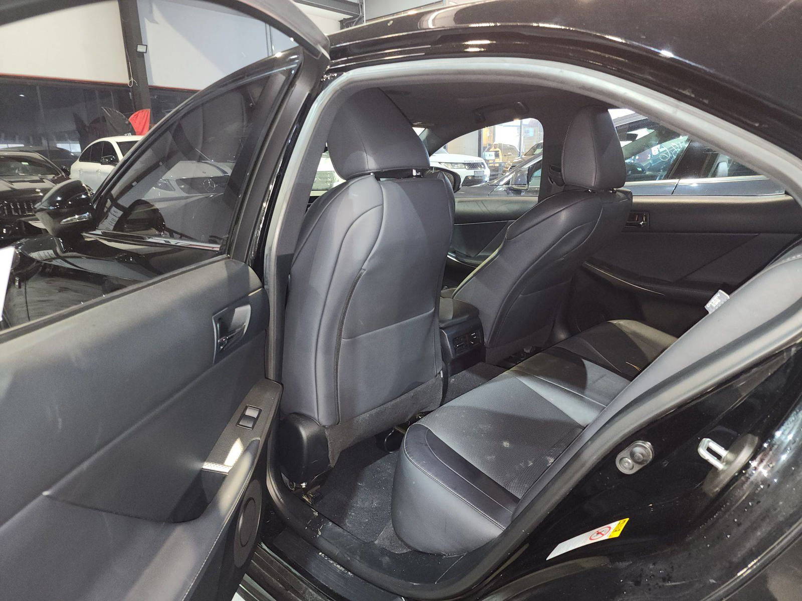2016 LEXUS IS 200T — 182209 Miles — Lot 5016962 — Al Quoz - Marhaba Auctions Used Cars - Image 7