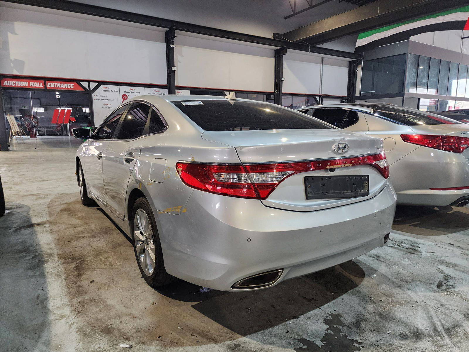 2011 HYUNDAI GRANDEUR — 170112 KM — Lot 57675 — Ind. 12 - Marhaba Auctions Used Cars - Image 4