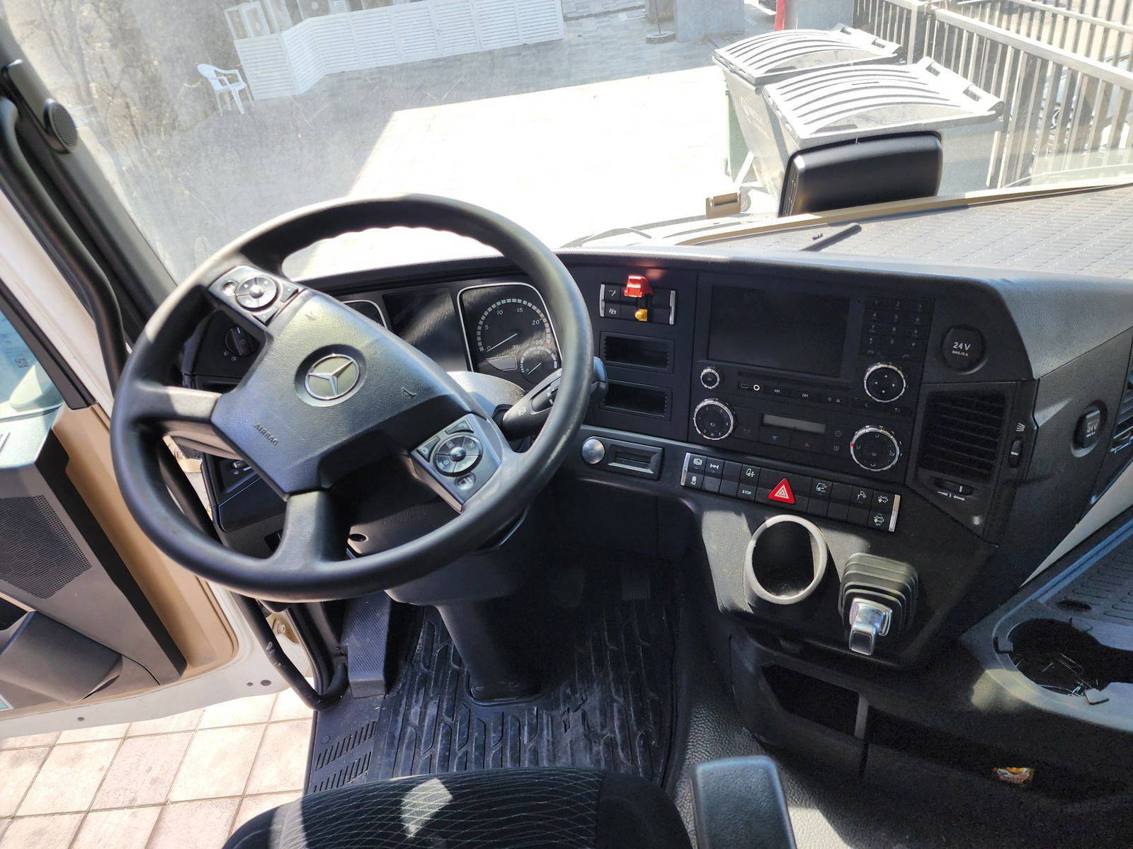 2018 MERCEDES BENZ ACTROS 1840 — 871560 KM — Lot 36285 — Al Quoz - Marhaba Auctions Used Cars - Image 9