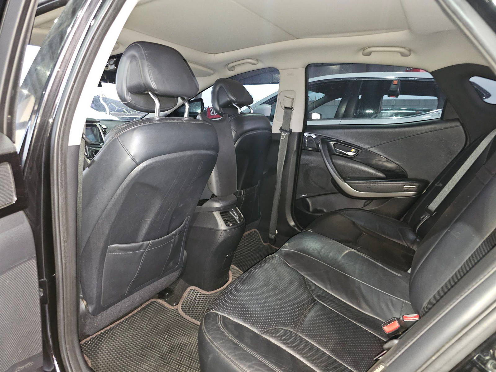 2012 HYUNDAI GRANDEUR — 123393 KM — Lot 172356 — Souq - Marhaba Auctions Used Cars - Image 6