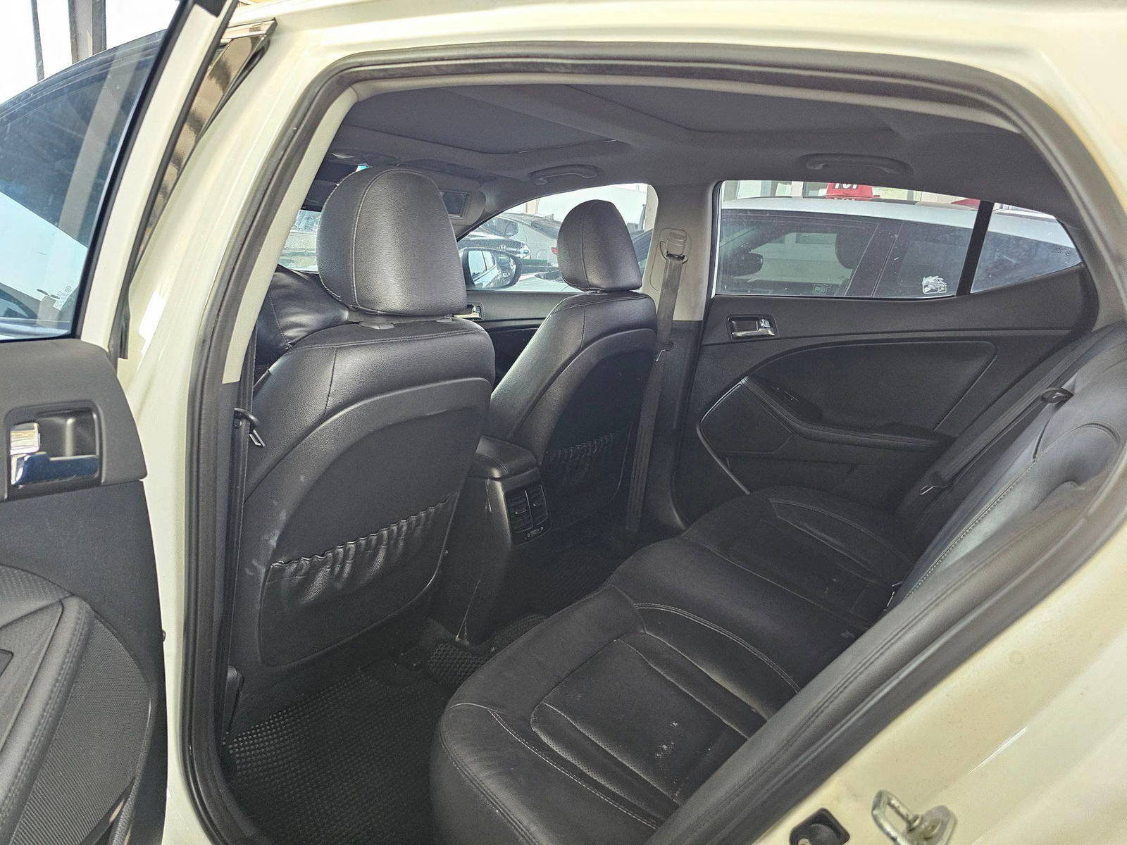 2012 KIA K5 — 300011 KM — Lot 005706 — Souq - Marhaba Auctions Used Cars - Image 6
