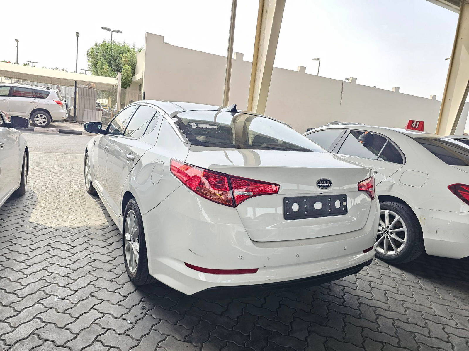 2011 KIA K5 — 153299 KM — Lot 10709 — Souq - Marhaba Auctions Used Cars - Image 5
