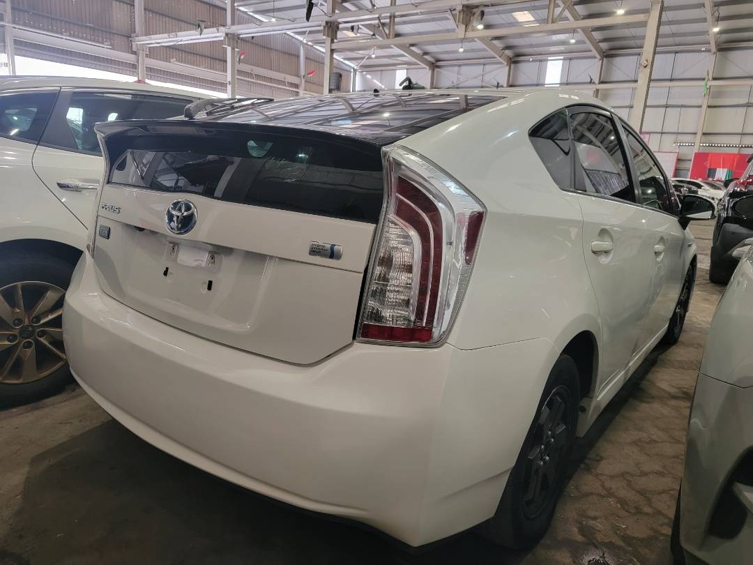 2015 TOYOTA PRIUS — 427915 Miles — Lot 427 915 — Main - Marhaba Auctions Used Cars - Image 4