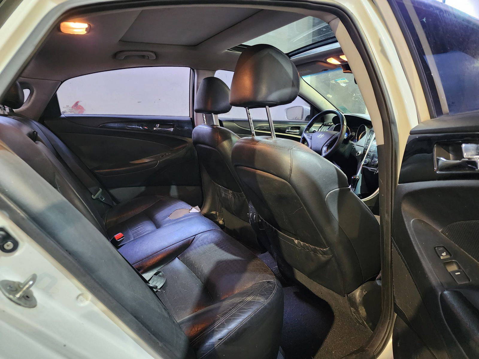 2010 HYUNDAI SONATA — 306688 KM — Lot 043712 — Main - Marhaba Auctions Used Cars - Image 8