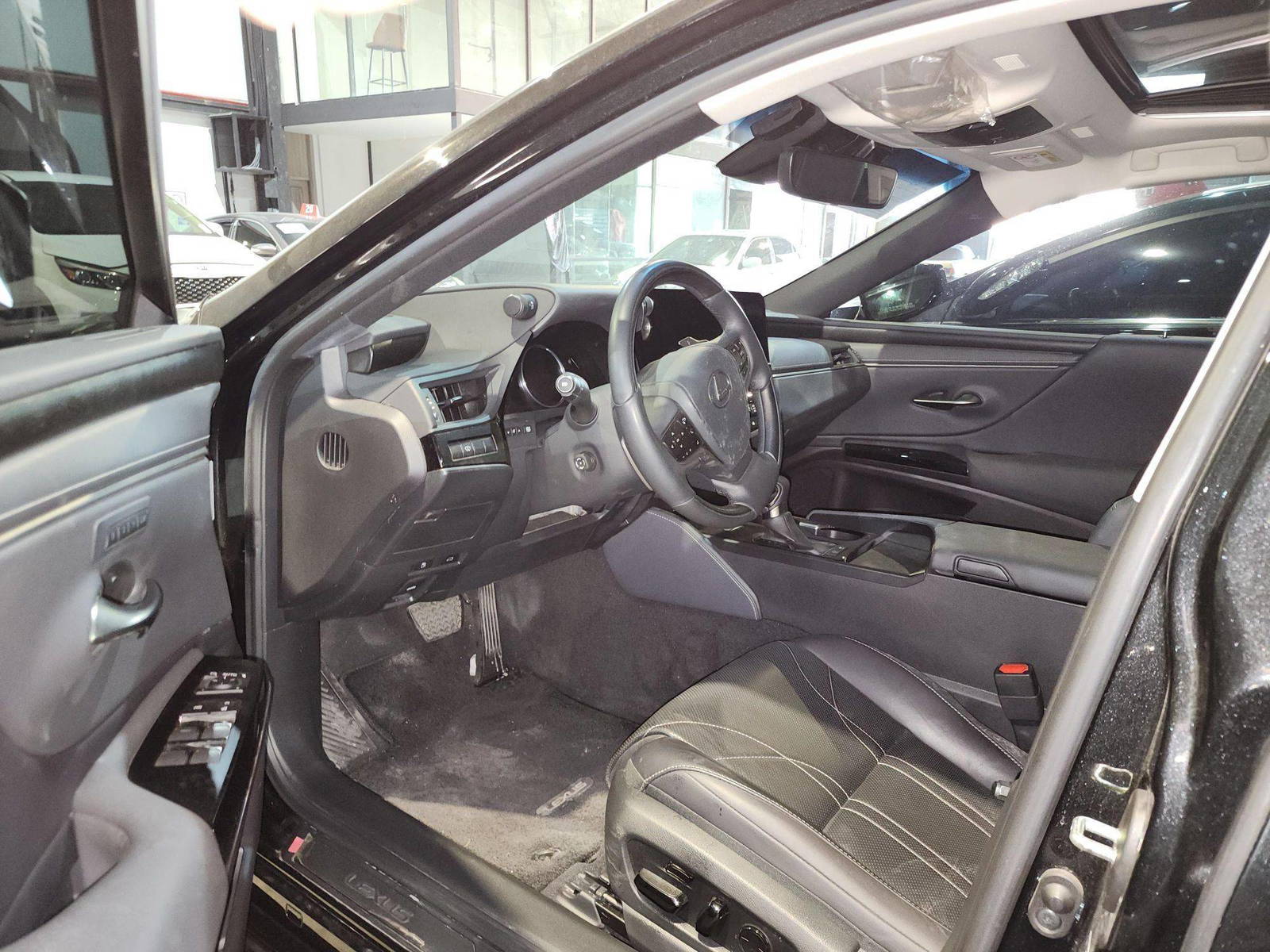 2023 LEXUS ES 300H — 28539 KM — Lot 012750 — Al Quoz - Marhaba Auctions Used Cars - Image 10