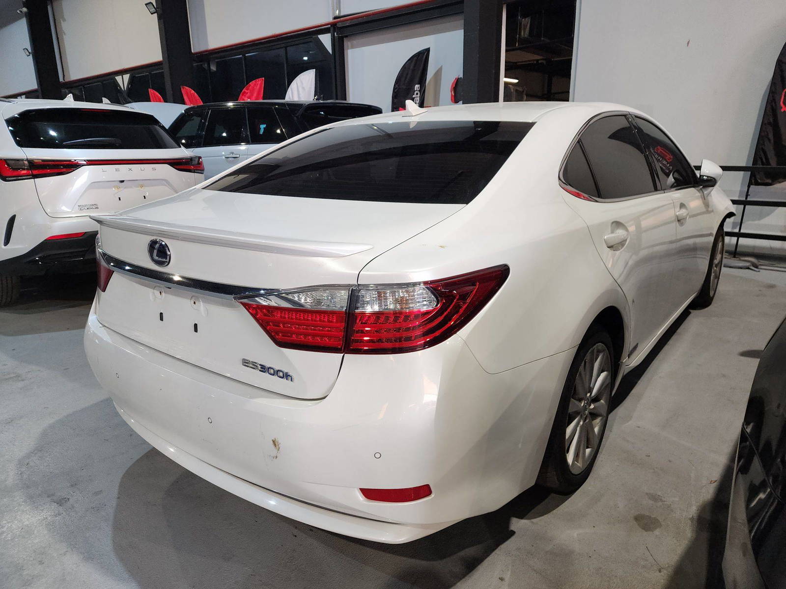 2014 LEXUS ES 300H — 114758 Miles — Lot E2045405 — Al Quoz - Marhaba Auctions Used Cars - Image 3