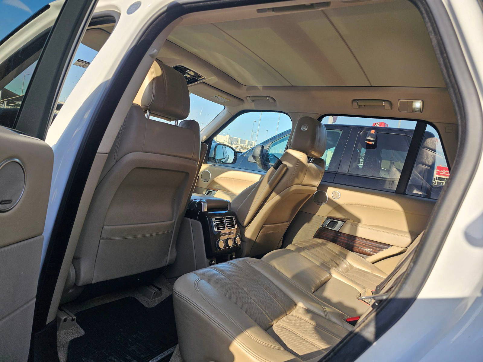 2016 LAND ROVER RANGE ROVER VOGUE — 146006 Miles — Lot GA318770 — Souq - Marhaba Auctions Used Cars - Image 6